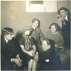 Kurt Schwitters mit Friedrich Vordemberge-Gildenwart, Theo + Nelly van Doesburg, Kte Steinitz, Hans Nitzschke in Hannover, 1925
